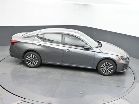 Used 2024 Nissan Altima 2.5 SV AWD/4WD image 15