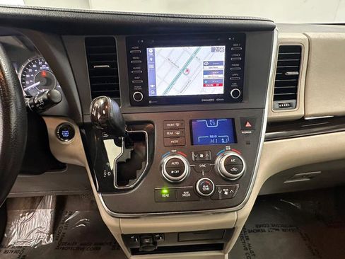 Used 2018 Toyota Sienna XLE w/ XLE Navigation Package image 28