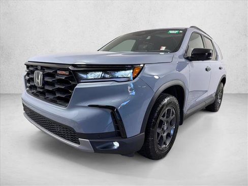 Used 2025 Honda Pilot TrailSport image 8