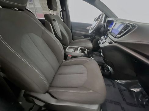 Used 2024 Chrysler Pacifica Touring FWD image 31