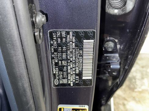 Used 2023 Hyundai Venue Limited FWD image 14