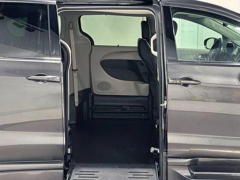 Used 2022 Chrysler Pacifica Touring-L FWD image 29