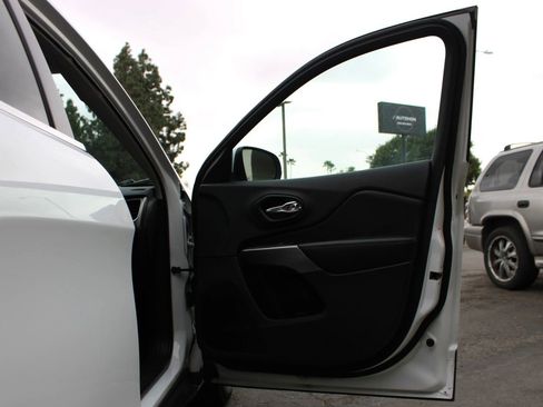 Used 2019 Jeep Cherokee Latitude w/ Popular Appearance Group image 6