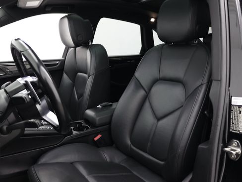 Used 2018 Porsche Macan AWD/4WD image 17