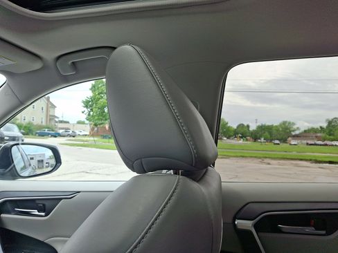Used 2019 Toyota RAV4 XLE Premium w/ Cold Weather Package AWD/4WD image 17