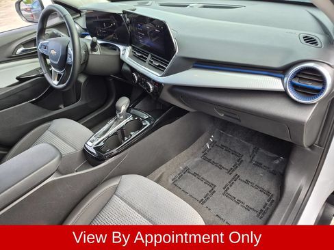 Used 2025 Chevrolet Trax LT w/ LT Convenience Package FWD image 31