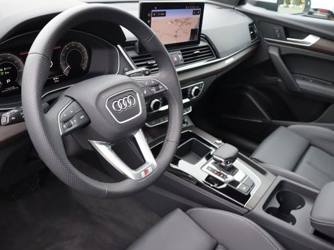 Used 2024 Audi Q5 e Premium Plus w/ Premium Plus Package image 9