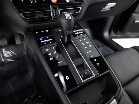 Certified 2026 Porsche Macan AWD/4WD image 29