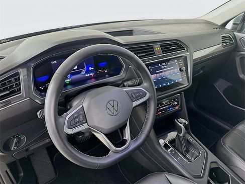 Used 2023 Volkswagen Tiguan SE w/ Panoramic Sunroof Package image 10