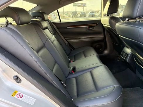Used 2016 Lexus ES 350 w/ Premium Package w/Wood Trim FWD image 18