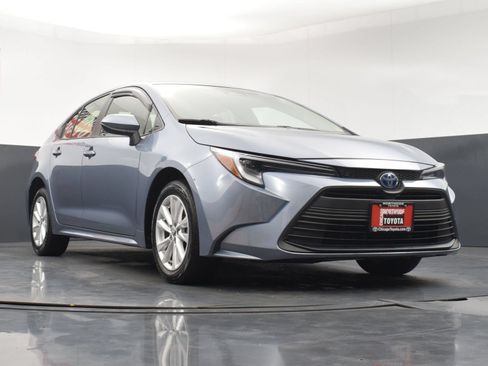 Used 2025 Toyota Corolla LE w/ LE Premium Package FWD image 29