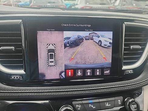 Used 2022 Chrysler Pacifica Touring-L w/ Uconnect Theater Family Group FWD image 23