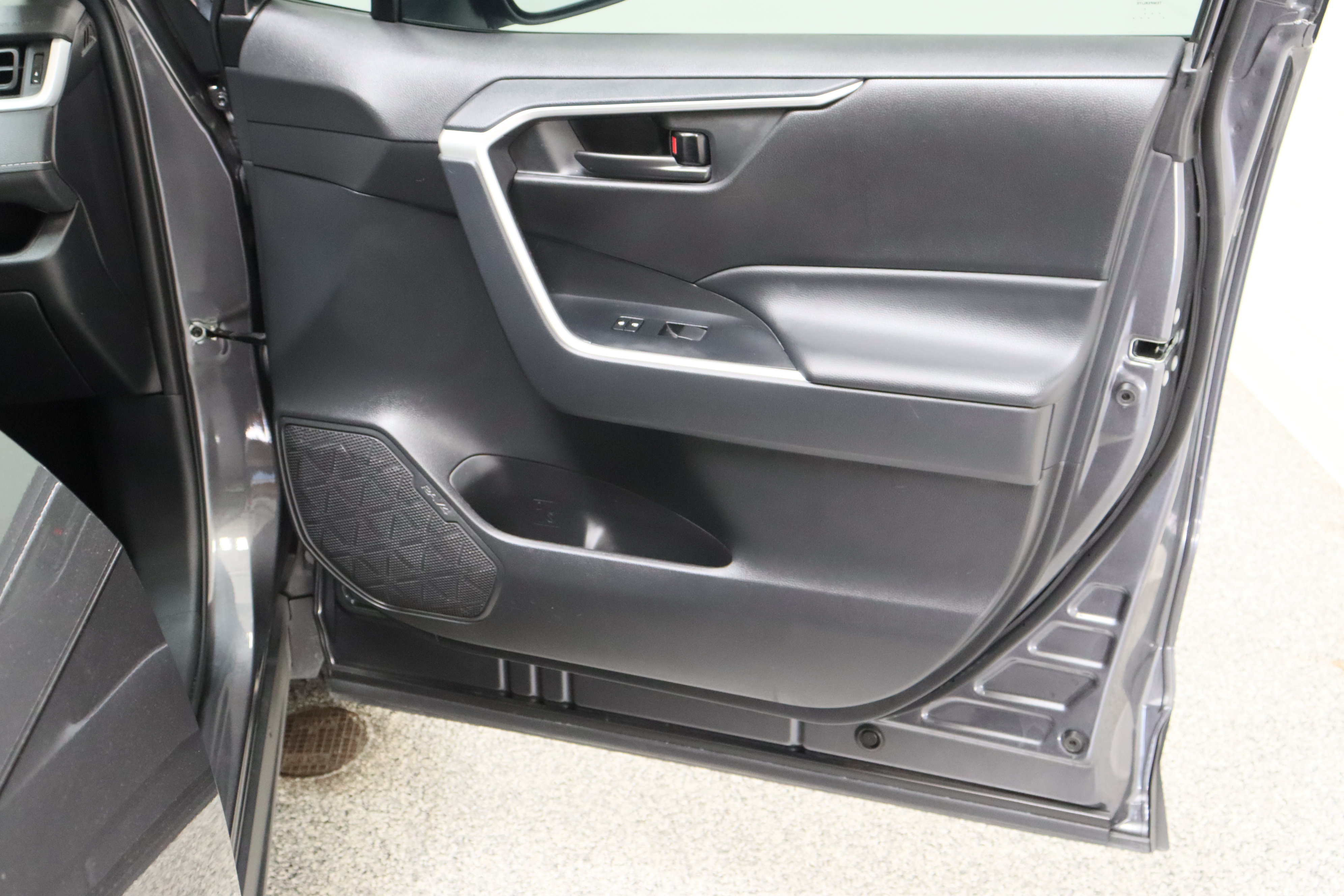 Used 2024 Toyota RAV4 LE FWD image 31