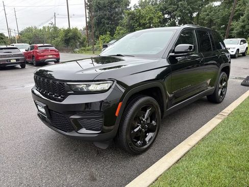 Used 2023 Jeep Grand Cherokee Altitude AWD/4WD image 4