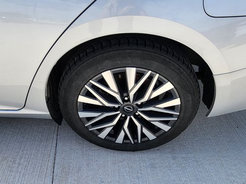 Used 2024 Nissan Altima 2.5 SV FWD image 9