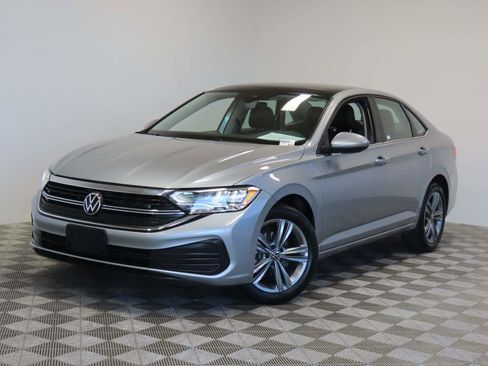 Used 2024 Volkswagen Jetta SE image 1