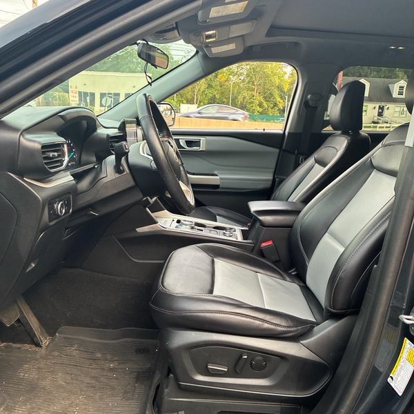Used 2023 Ford Explorer XLT w/ Equipment Group 202A AWD/4WD image 3