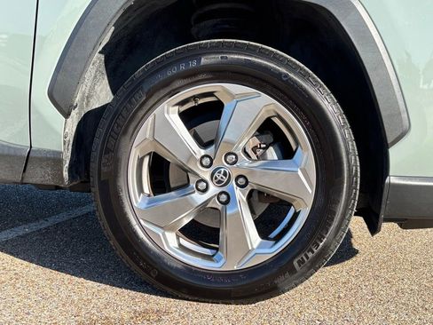 Used 2021 Toyota RAV4 XLE Premium image 9