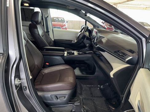 Used 2024 Toyota Sienna Platinum image 10