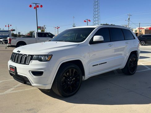 Used 2018 Jeep Grand Cherokee Altitude image 12