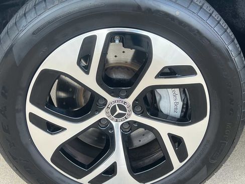 Used 2025 Mercedes-Benz GLC 350e 4MATIC image 9