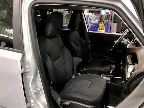 Used 2020 Jeep Renegade Latitude w/ Cold Weather Group image 8