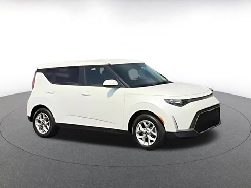 Used 2025 Kia Soul LX w/ LX Technology Package FWD image 16