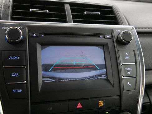 Used 2017 Toyota Camry LE FWD image 26