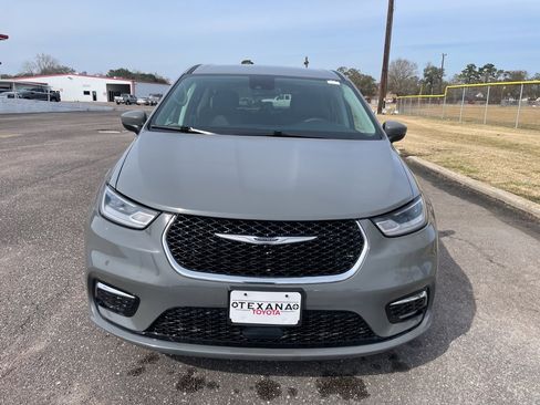 Used 2023 Chrysler Pacifica Touring-L image 2