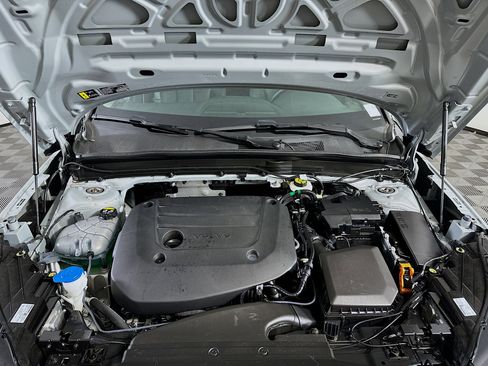 Used 2025 Volvo XC40 B5 Core image 36