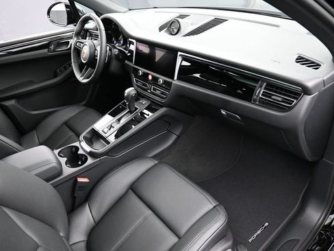 Certified 2026 Porsche Macan AWD/4WD image 31