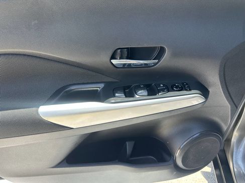 Used 2019 Nissan Kicks SV image 10