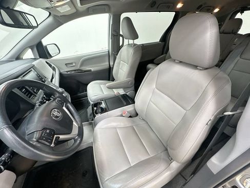Used 2019 Toyota Sienna XLE w/ XLE Navigation Package FWD image 14