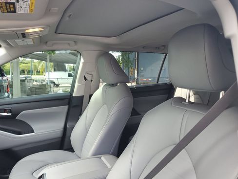 Used 2024 Toyota Highlander XLE FWD image 21