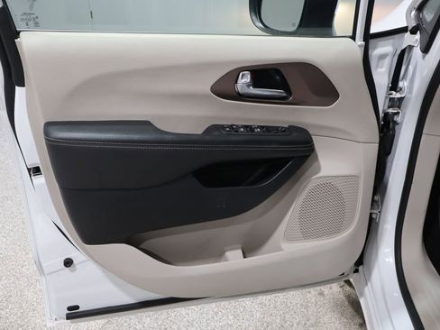 Used 2023 Chrysler Voyager LX image 13