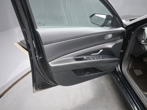 Used 2023 Hyundai Elantra Limited image 12