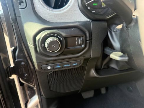 Used 2025 Jeep Wrangler Unlimited Sahara AWD/4WD image 20