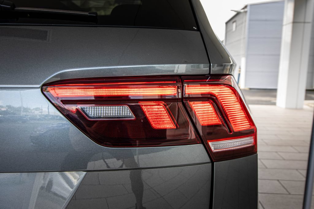 Certified 2024 Volkswagen Tiguan SE R-Line FWD image 15