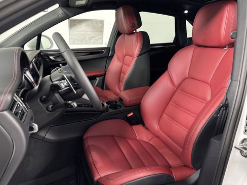 Certified 2025 Porsche Macan S image 5