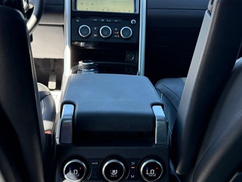Used 2017 Land Rover Discovery HSE AWD/4WD image 18