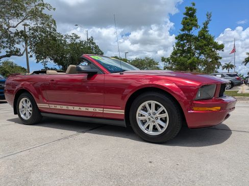 Used 2007 Ford Mustang Convertible RWD image 2