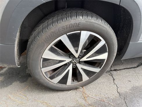 Used 2024 Volkswagen Taos SE FWD image 9