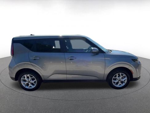 Used 2025 Kia Soul LX w/ LX Technology Package FWD image 16