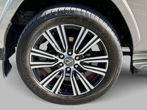 Used 2024 Lexus LX 600 4WD w/ Luxury Package image 13