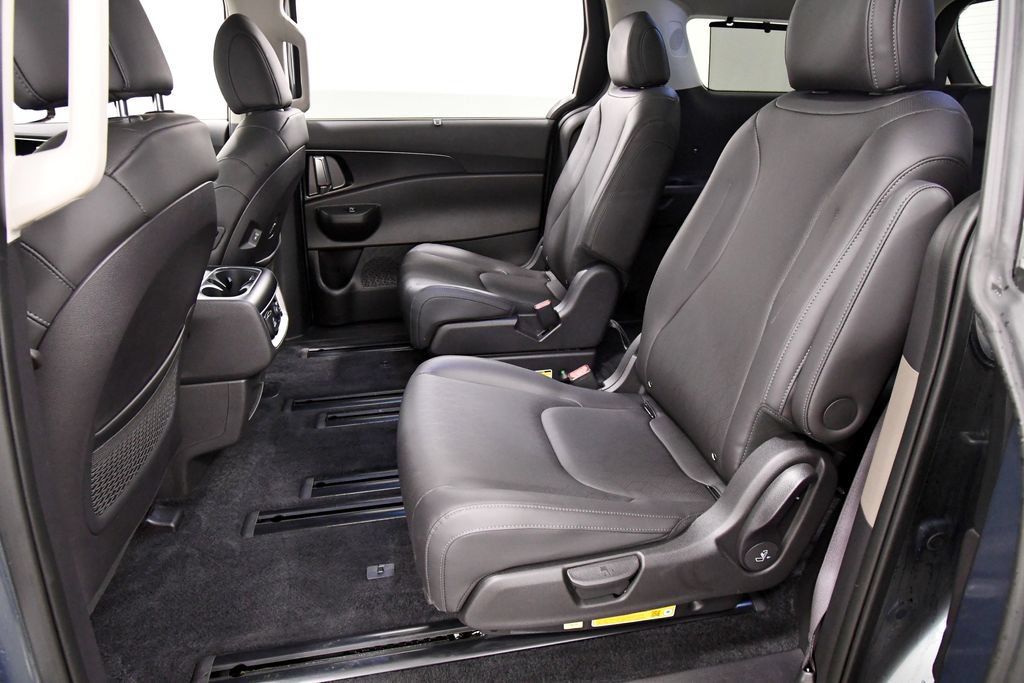 Certified 2026 Kia Carnival SX w/ SX Dark Edition Package FWD image 16