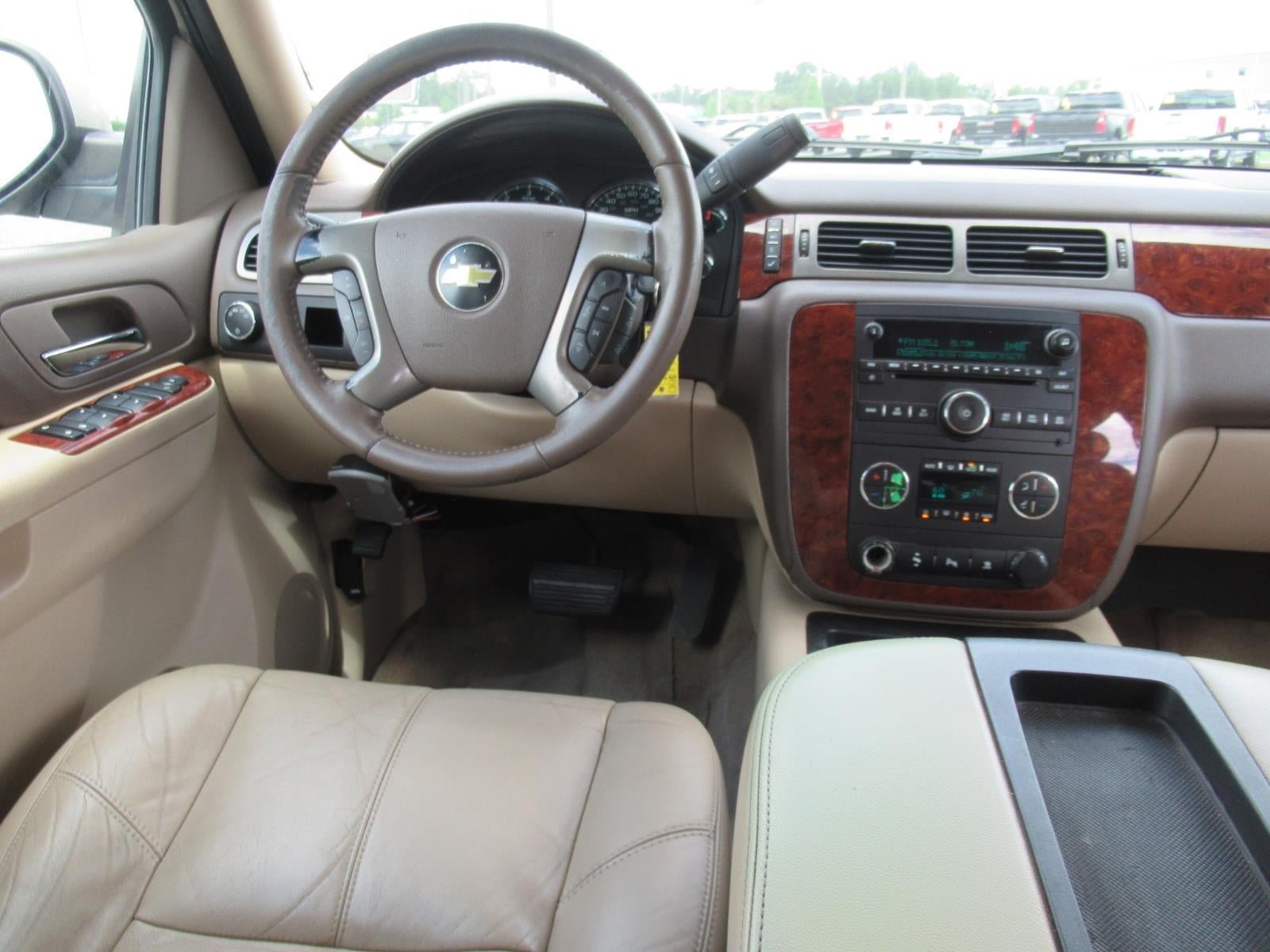 Used 2011 Chevrolet Suburban LT RWD image 13