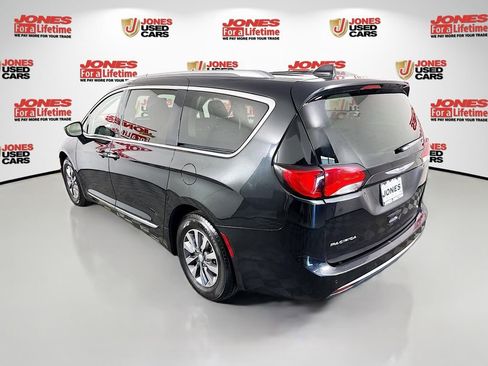 Used 2020 Chrysler Pacifica Touring-L Plus FWD image 2