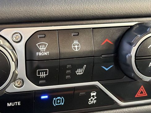 Used 2025 Jeep Wrangler Unlimited Sahara AWD/4WD image 29