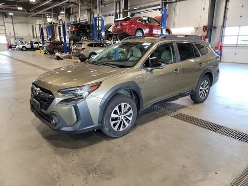 Used 2025 Subaru Outback Premium AWD/4WD image 3