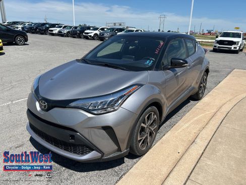 Used 2020 Toyota C-HR XLE FWD image 1